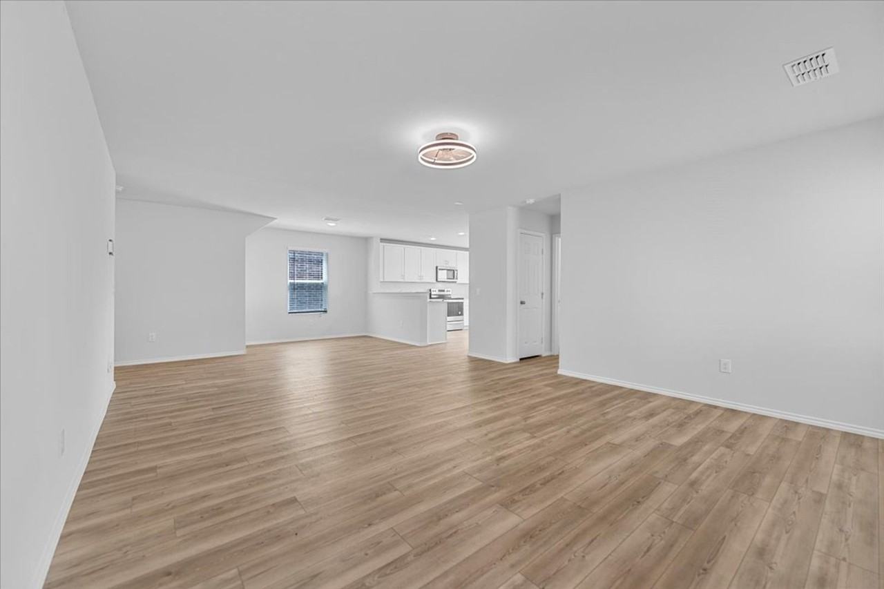 445 Grenada Lake Dr - Photo 3 of 36