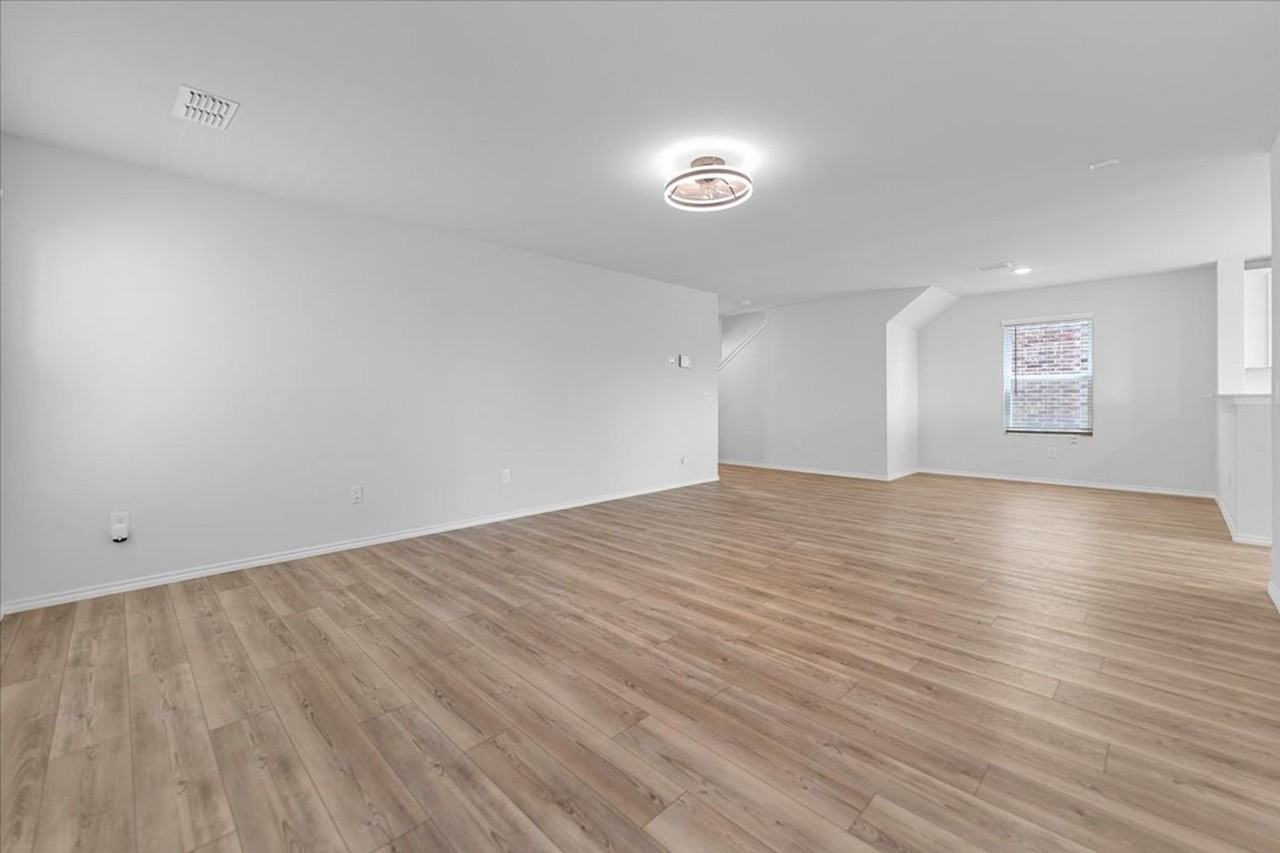 445 Grenada Lake Dr - Photo 4 of 36