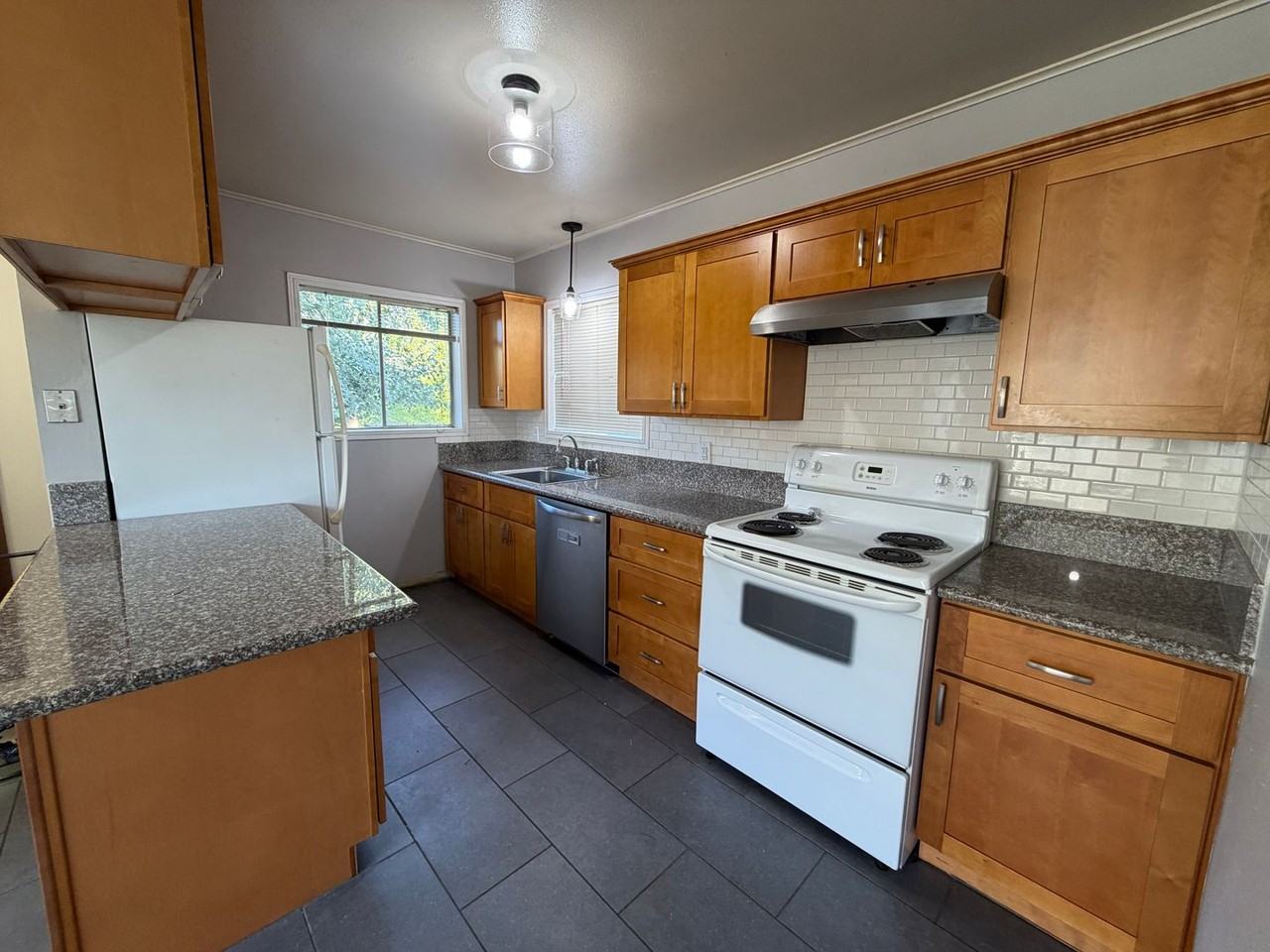 1324 Sw Levens St - Photo 5 of 13