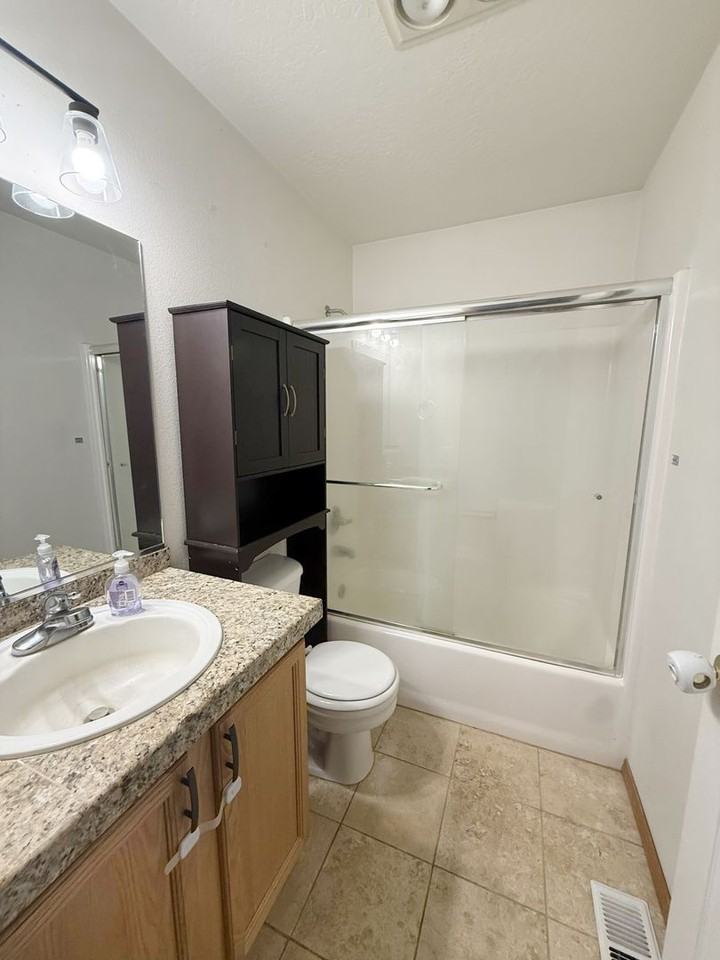 3101 Meadow Glen Ln - Photo 3 of 17
