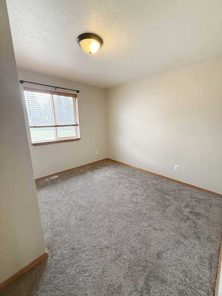 3101 Meadow Glen Ln - Photo 4 of 17