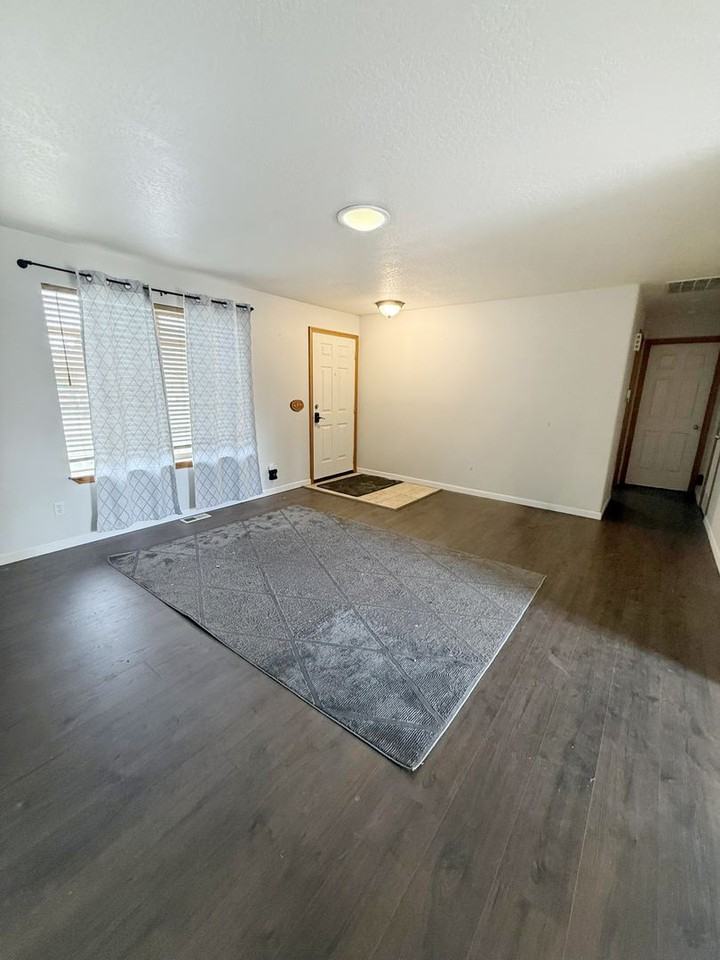 3101 Meadow Glen Ln - Photo 5 of 17