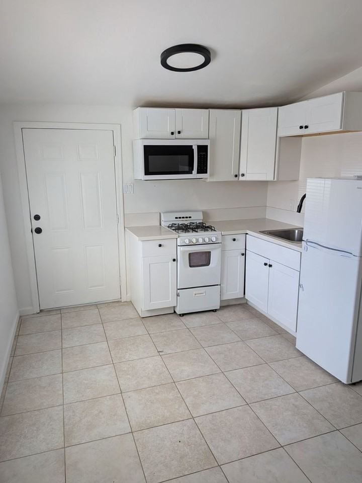 648 N Desert Ave - Photo 4 of 10