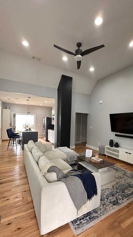 1605 English Ave - Photo 3 of 19