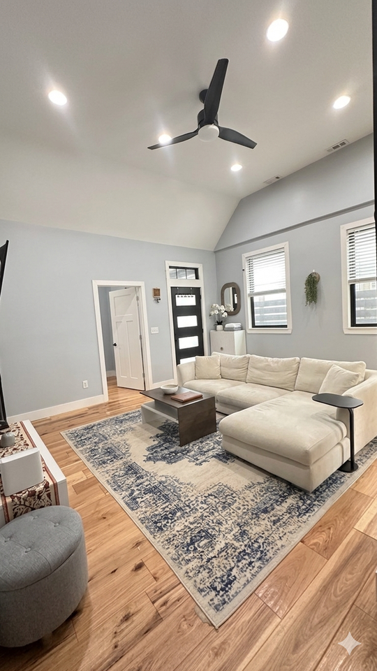 1605 English Ave - Photo 4 of 19