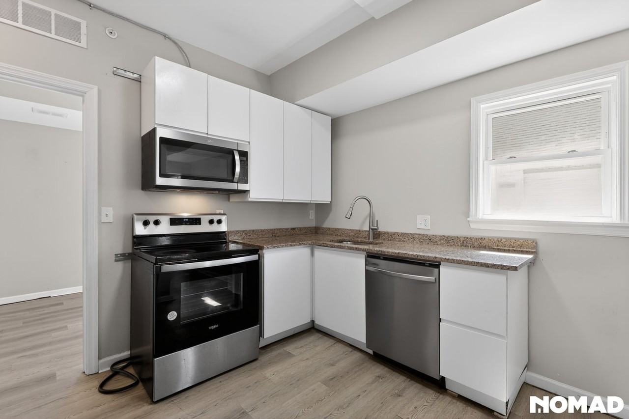 558 Marston St - Photo 3 of 28