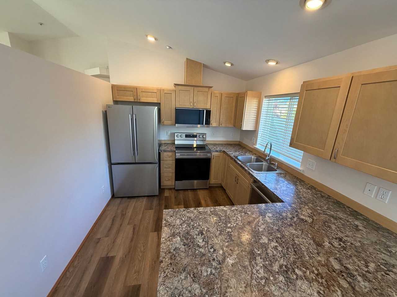 2442 Highland View Dr - Photo 4 of 18