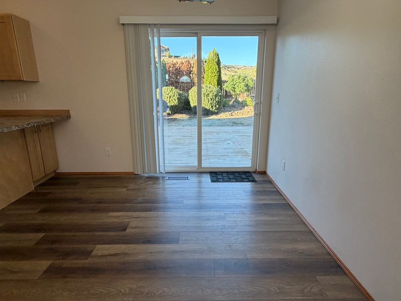 2442 Highland View Dr - Photo 5 of 18