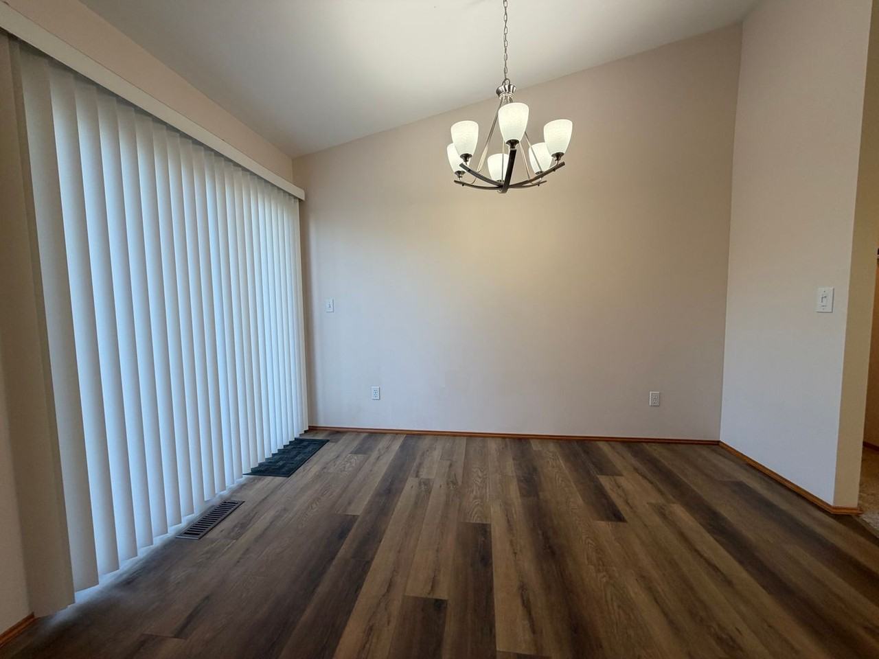 2442 Highland View Dr - Photo 6 of 18