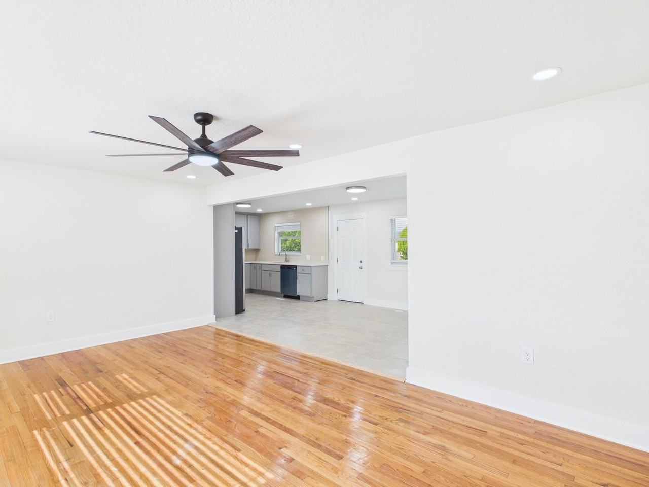 306 Sw 52nd St - Photo 3 of 20