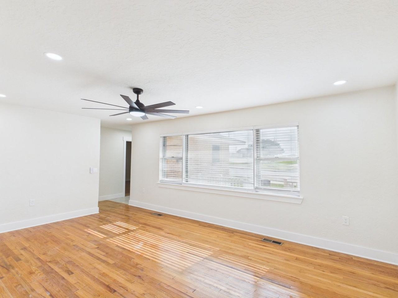 306 Sw 52nd St - Photo 4 of 20