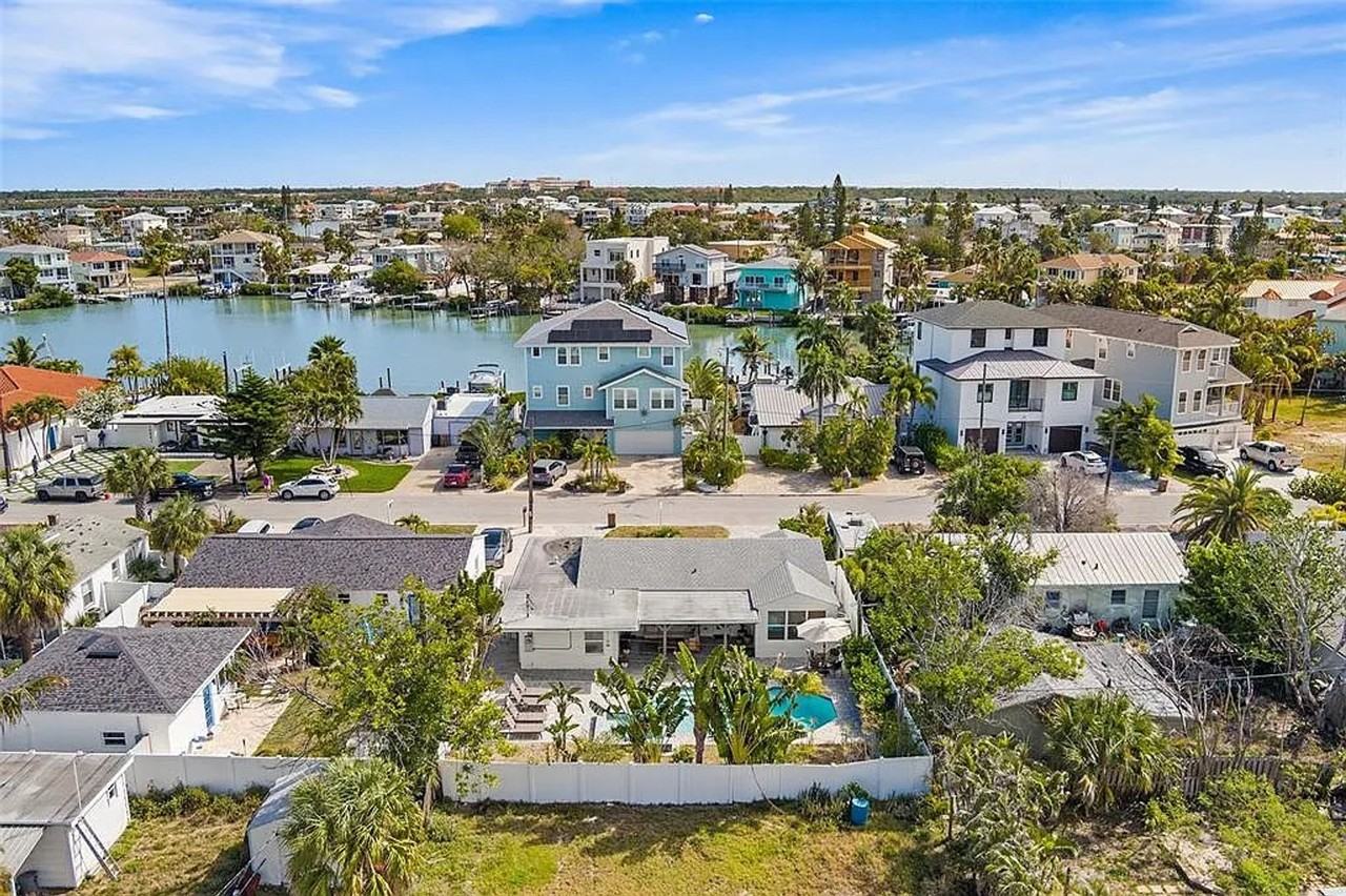 14024 N Bayshore Dr - Photo 5 of 49