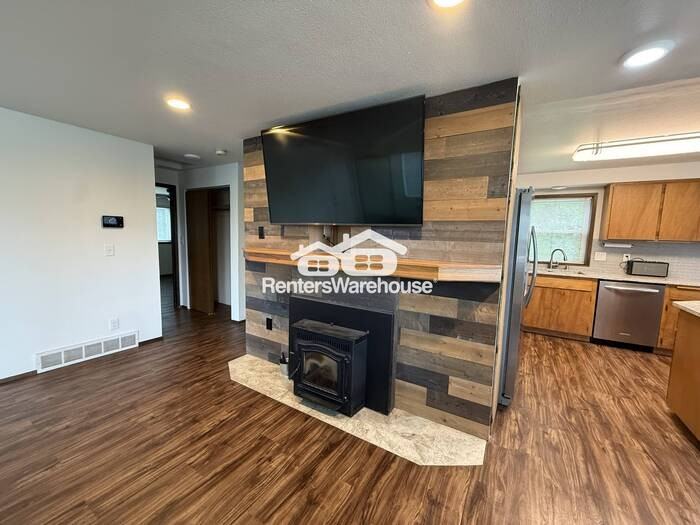 5718 Commercial Ave - Photo 3 of 19
