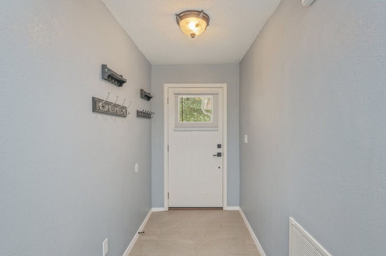 804 Sparkleberry Cv - Photo 4 of 44