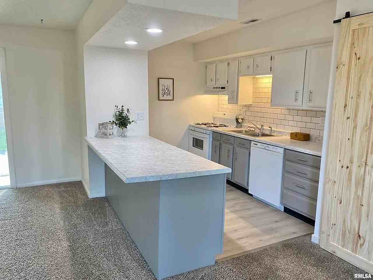 432 Amherst Dr. - Photo 3 of 22