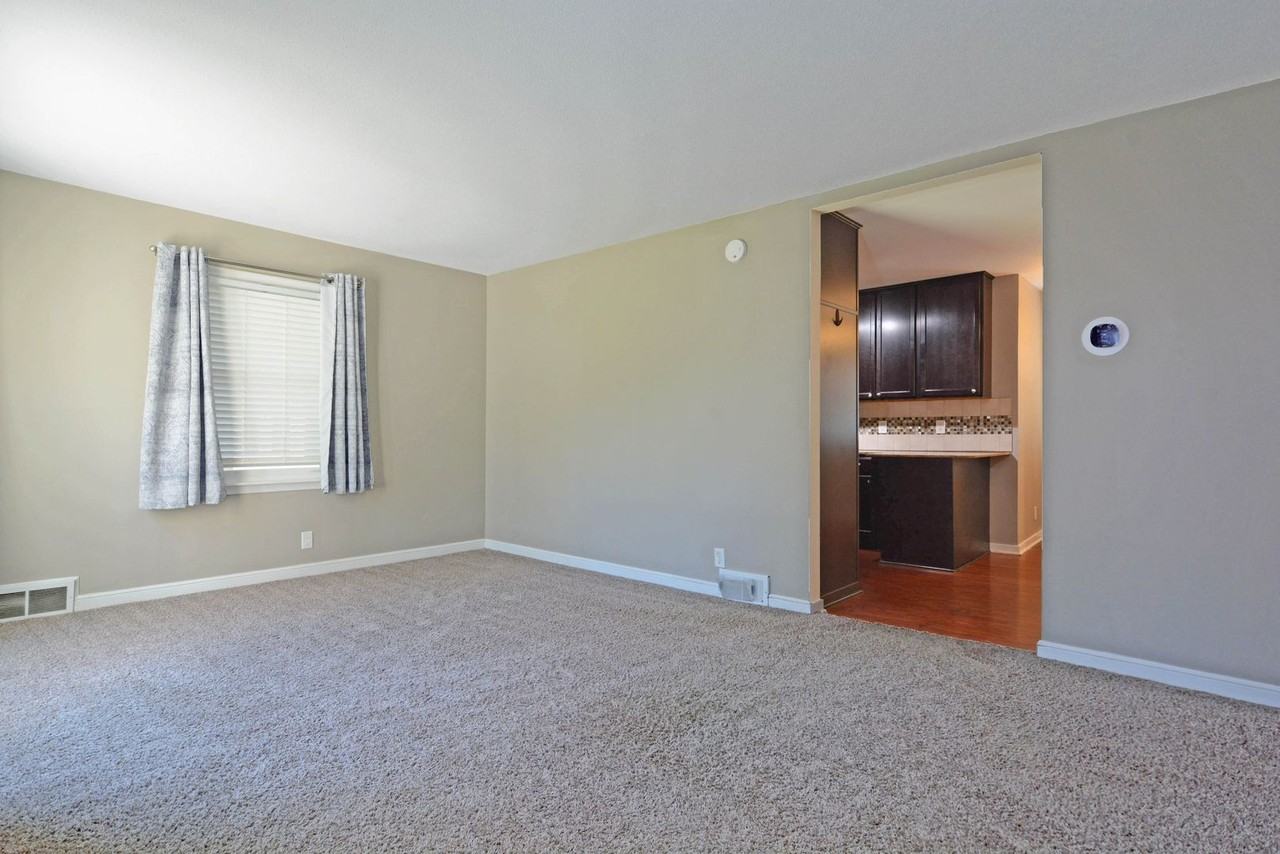 1021 W 86th St - Photo 5 of 25