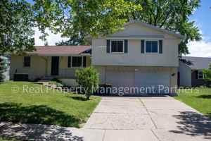 featured image of 3920 Camelot Dr Se
