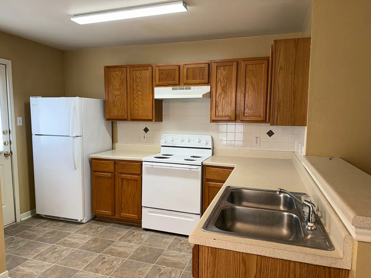 711 Apartments - Photo 4 of 33