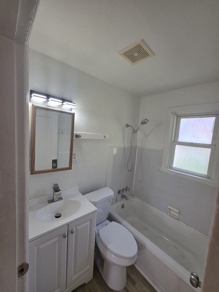 5411 Fletcher St - Photo 5 of 14