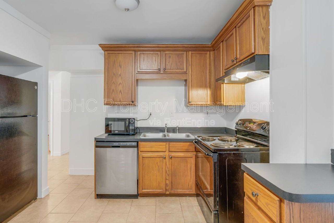 1225 Euclid Ave Ne #A - Photo 3 of 10