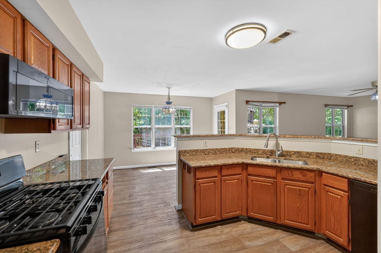 3006 Freedom Ct N - Photo 3 of 15