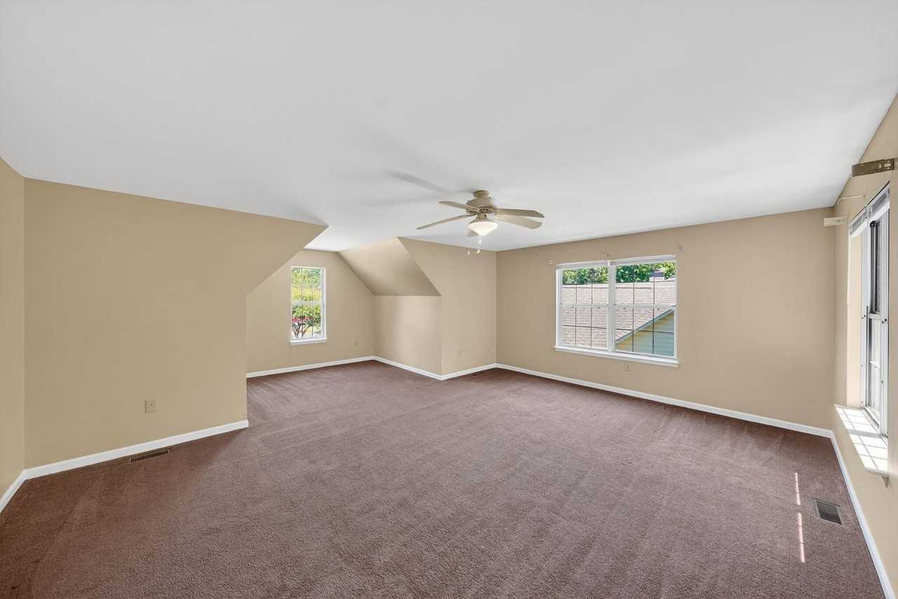 3006 Freedom Ct N - Photo 5 of 15