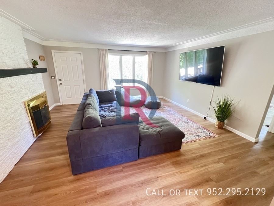 13702 Country Ln - Photo 2 of 24