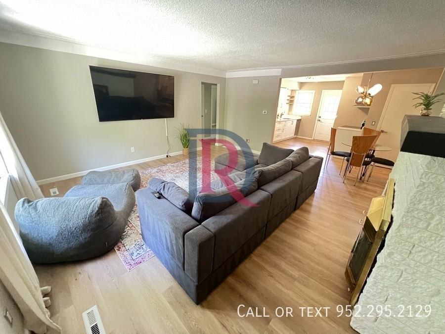 13702 Country Ln - Photo 3 of 24