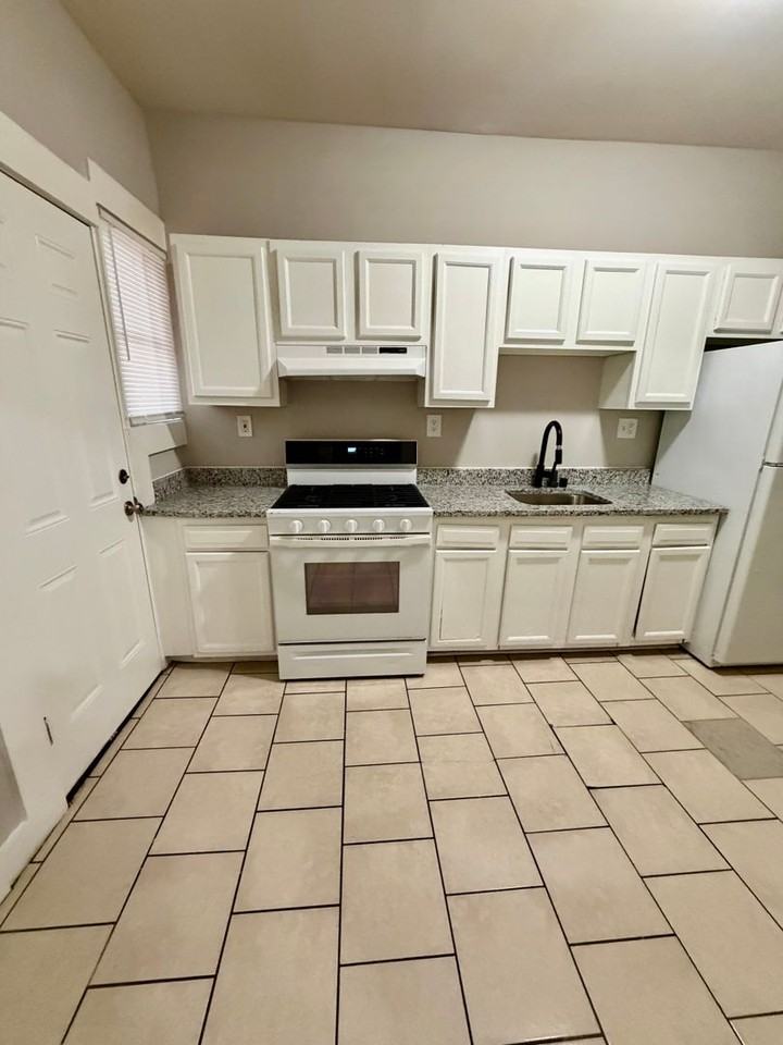 3001 Wolcott Ave - Photo 7 of 32