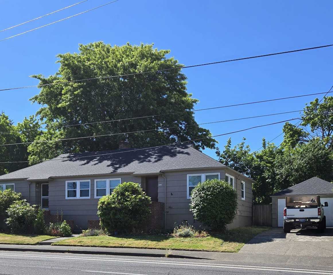 7020 Ne Halsey St - Photo 2 of 4