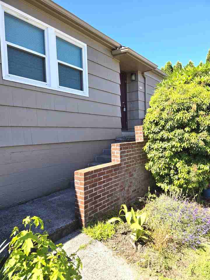 7020 Ne Halsey St - Photo 3 of 4