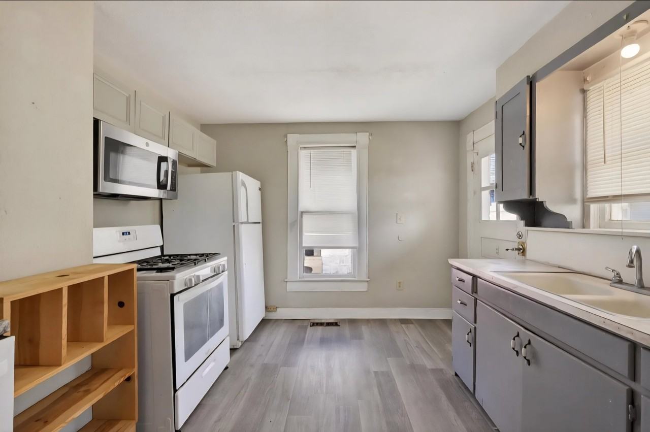 815 W 5th St - Photo 3 of 5