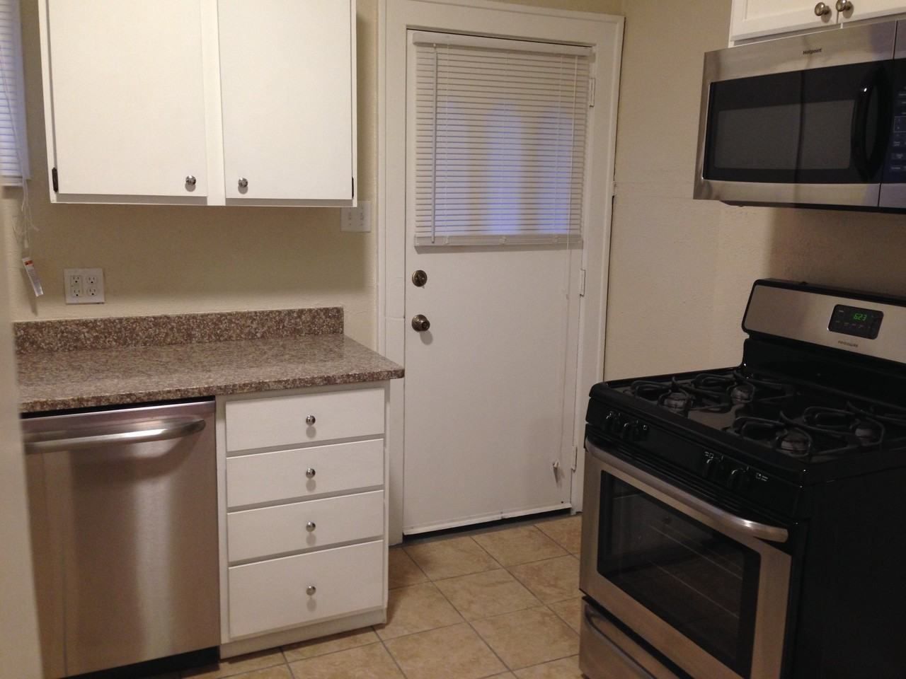 458 Hallock St - Photo 4 of 20
