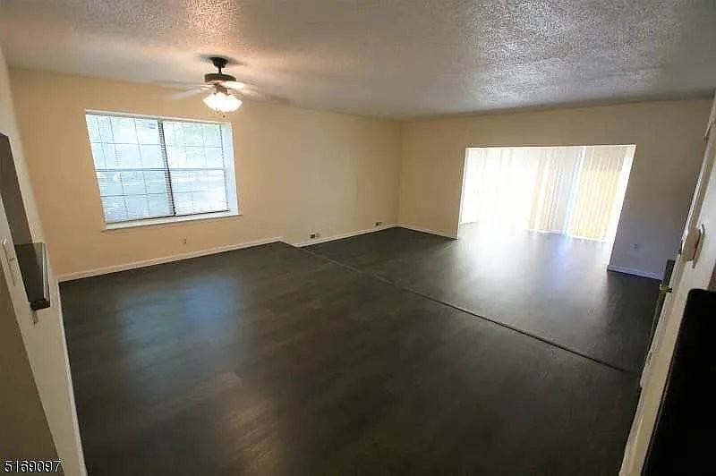 24 Kirby Ln - Photo 3 of 12