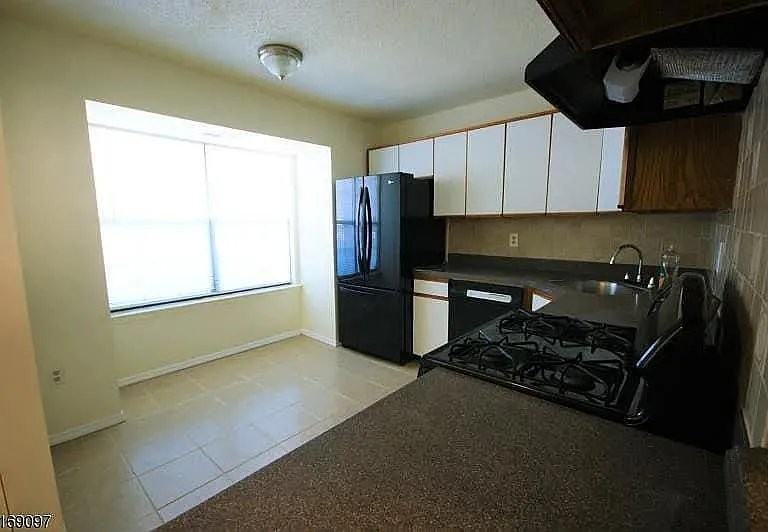 24 Kirby Ln - Photo 4 of 12