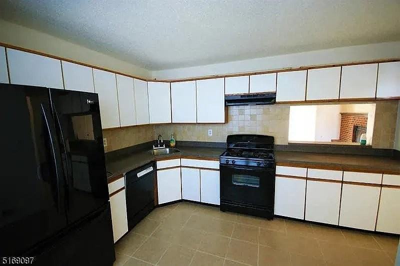 24 Kirby Ln - Photo 5 of 12
