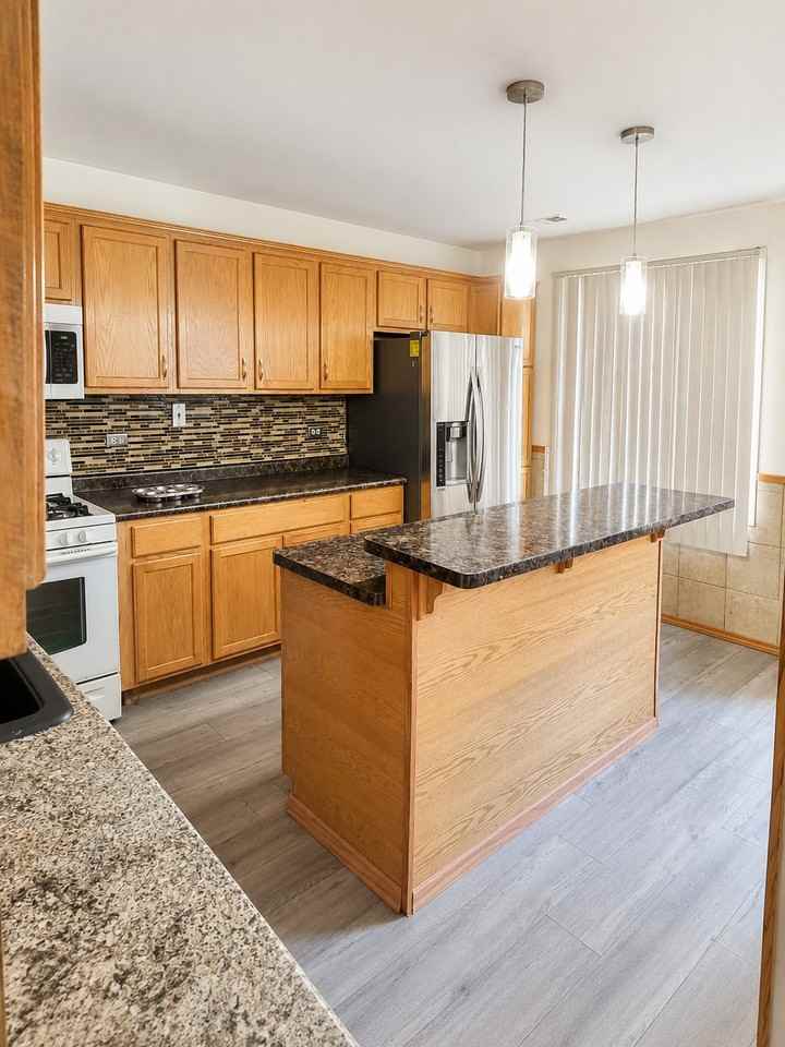 12741 S Kenneth Ave - Photo 3 of 10