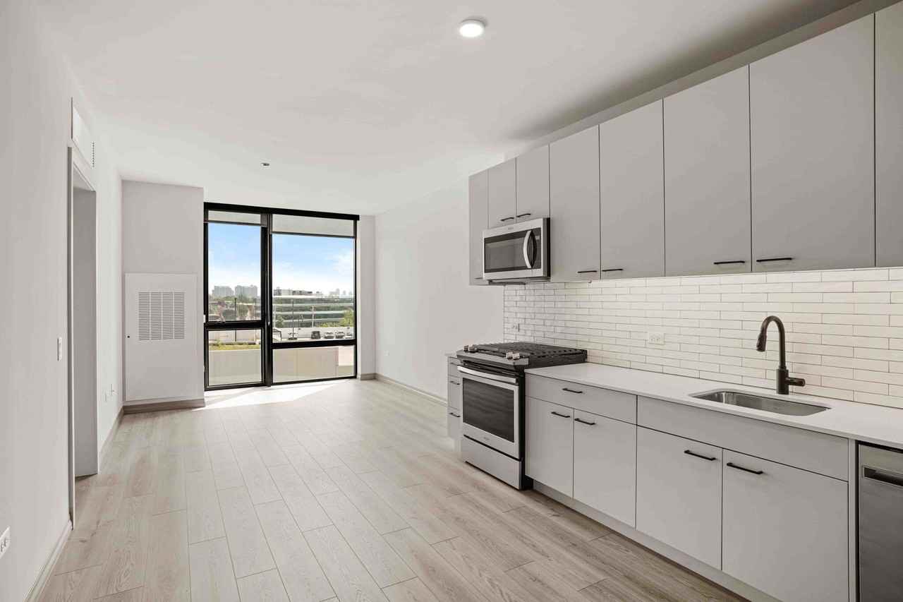 2165 W Nelson St - Photo 2 of 16