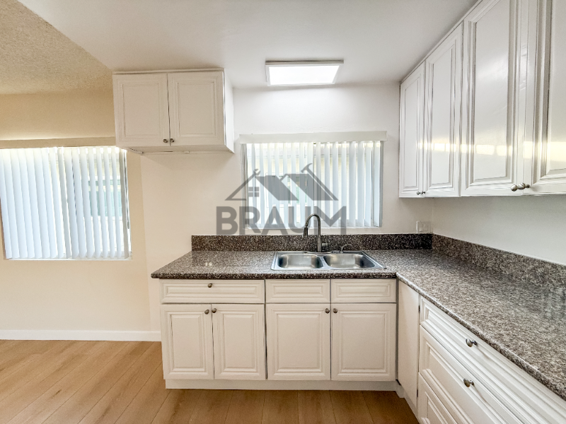 13115 Oxnard St #13 - Photo 3 of 5