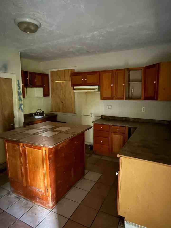 8116 Pelham Ave - Photo 4 of 20