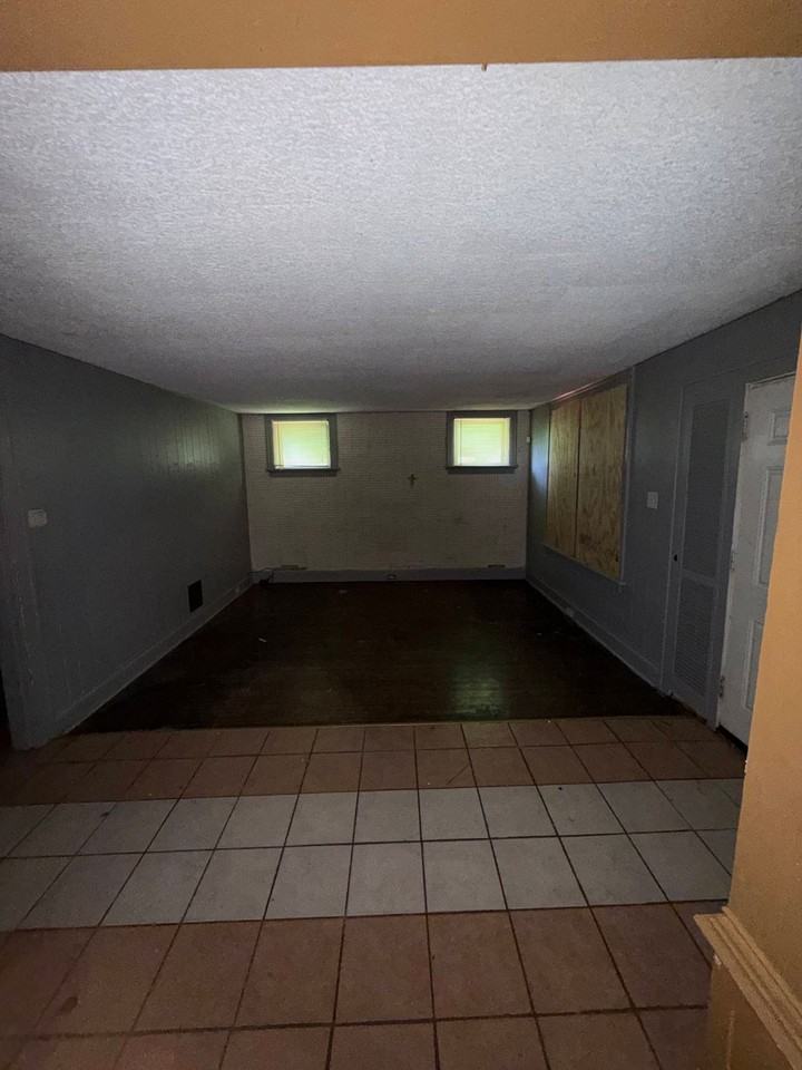 8116 Pelham Ave - Photo 5 of 20