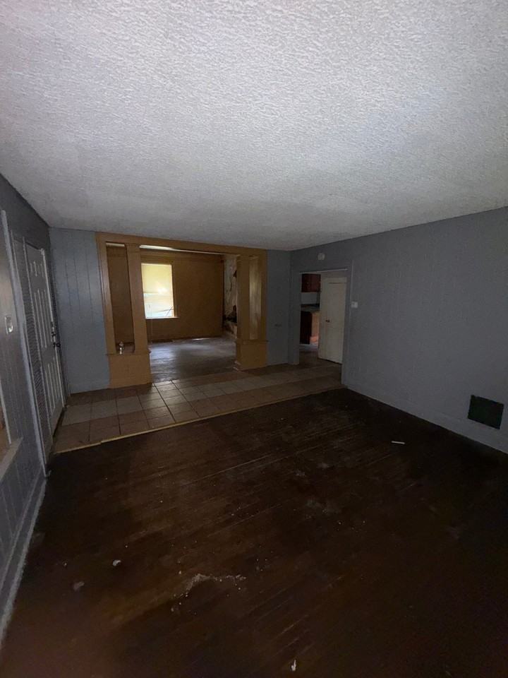 8116 Pelham Ave - Photo 6 of 20