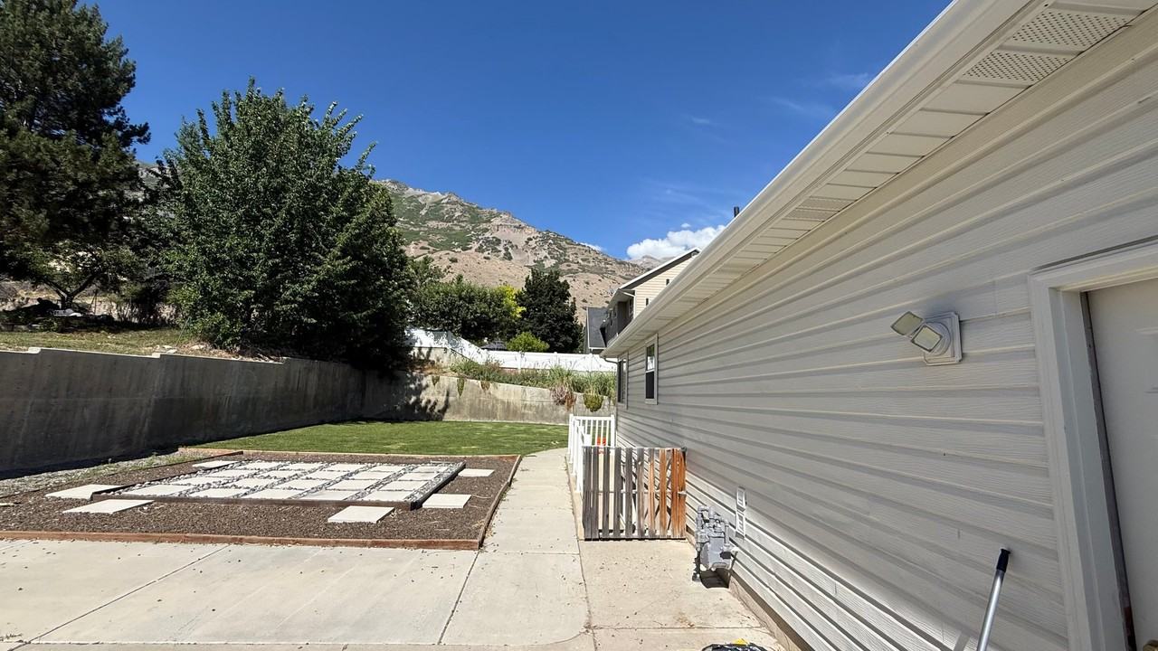 1184 N St - Photo 3 of 16