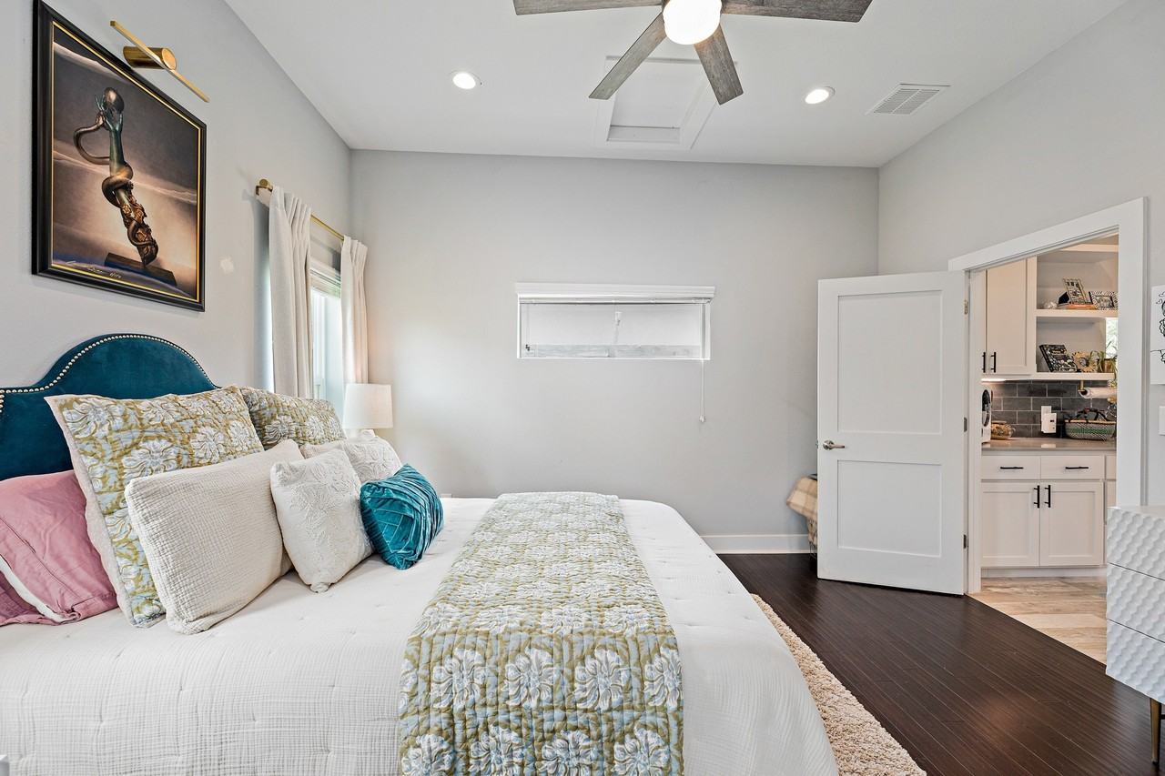 7600 Carver Ave #A - Photo 6 of 37