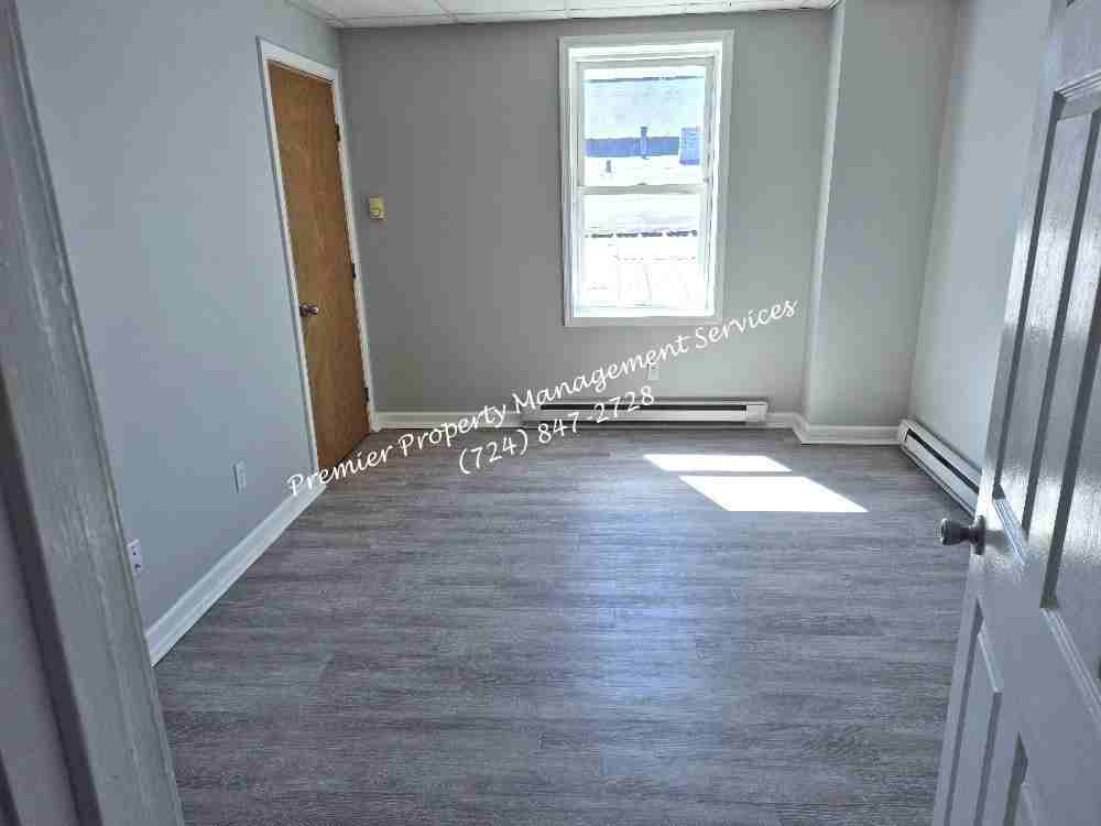 542 Midland Avenue, Unit B - Photo 3 of 14