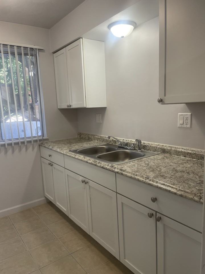 3715 Sandhurst Dr #5 - Photo 3 of 14