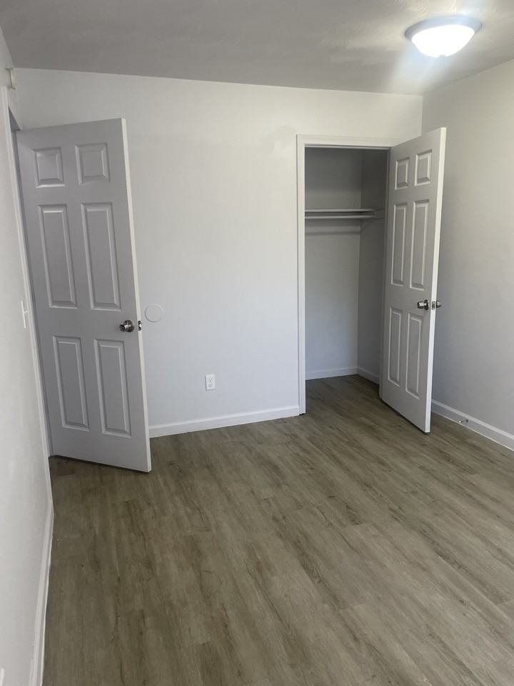 3715 Sandhurst Dr #5 - Photo 7 of 14