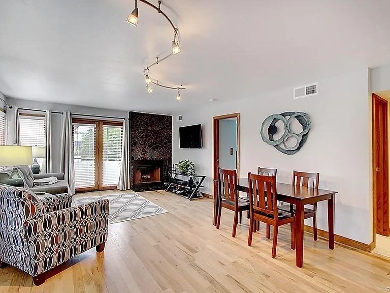 704 N Pearl St #F - Photo 3 of 32