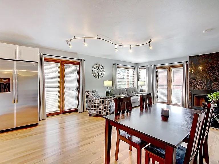 704 N Pearl St #F - Photo 4 of 32