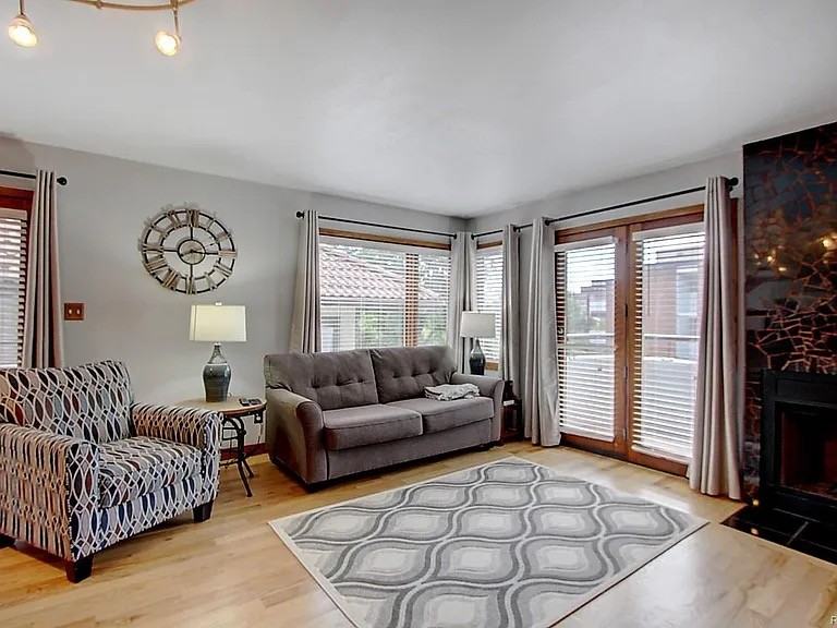 704 N Pearl St #F - Photo 5 of 32